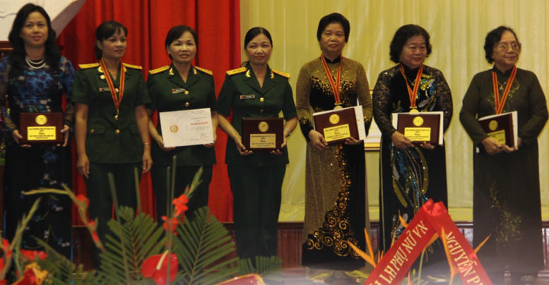Nhận giải thưởng cao quý Giải thưởng Phụ nữ Việt Nam