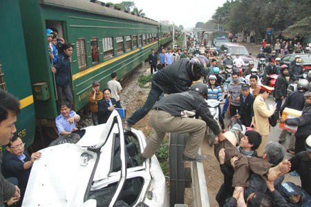 Người lái xe bị thương nặng, được đưa đi cấp cứu