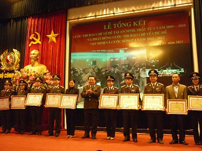 Thượng tướng Nguyễn Khánh Toàn - Thứ  trưởng thường trực Bộ Công an - trao giải  thưởng và Bằng khen cho các tác giả, đại diện  nhóm tác giả đạt giải cuộc thi báo chí về chủ đề  An ninh trật tự năm 2009 – 2010