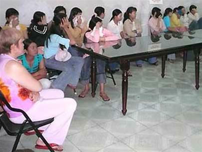 Một buổi “coi mắt” lấy chồng Hàn Quốc bị công an phát hiện  tại TP.Hồ Chí Minh.Ảnh: TT