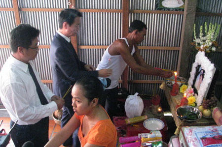 Đám tang của một cô dâu Việt xấu số quê ở Cần Thơ, lấy chồng Hàn Quốc và bị chồng nhẫn tâm sát hại. Ảnh: CTV.