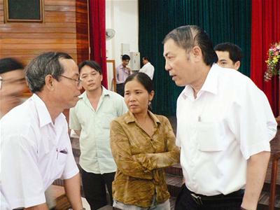 Bí thư Thành ủy Nguyễn Bá Thanh (phải) tại buổi đối thoại ngày 5/8/2009. Ảnh: Nguyễn Huy