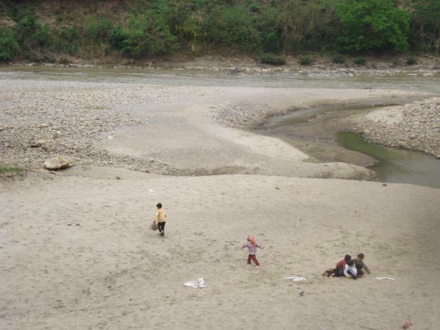 Trẻ em huyện Bát Xát vui chơi trên lòng sông Hồng