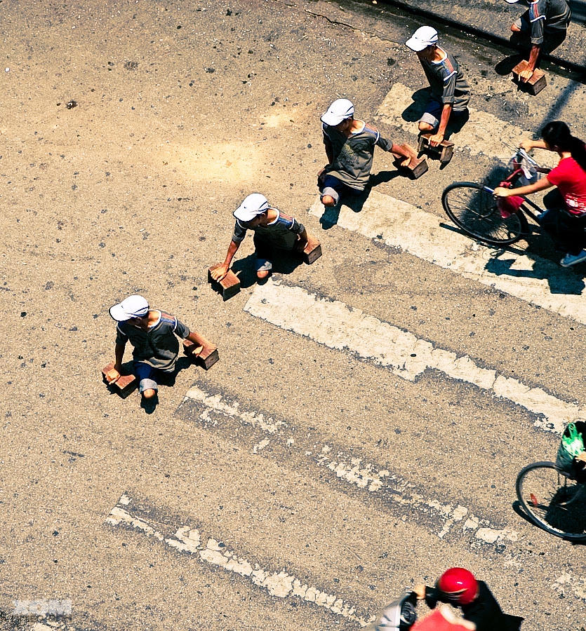 Ảnh minh họa: Đường đời khó nhọc. Nguồn: Xomnhiepanh.com