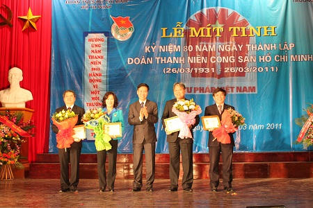 Đồng chí Võ Văn Thưởng, Bí thư thứ nhất TƯ Đoàn TNCS Hồ Chí Minh tặng kỷ niệm chương cho lãnh đạo Bộ Tư Pháp