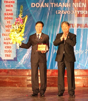 Cũng tại Lễ kỷ niệm, Bộ trưởng Hà Hùng Cường tặng biểu trưng của Bộ Tư pháp cho Bí thư Võ Văn Thưởng