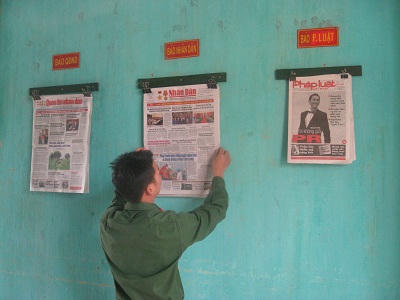 Cùng với Báo Nhân dân, Báo Quân đội nhân dân, Báo Pháp luật Việt Nam được đơn vị treo trang trọng trên tường