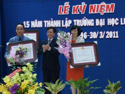 Thứ trưởng Bộ Tư pháp Hoàng Thế Liên trao Bằng khen của Thủ tướng Chính phủ cho PGS.TS Mai Hồng Quỳ và TS Vũ Văn Nhiêm