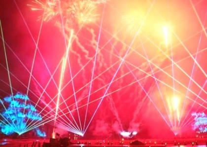 Màn trình diễn ánh sáng laser và pháo hoa bên bờ Vịnh Hạ Long