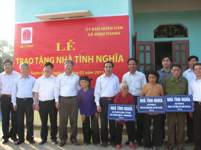 ... và trao quà tình nghĩa cho các gia đình