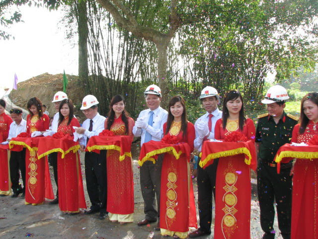 Bộ trưởng Bộ Tư pháp Hà Hùng Cường cắt băng khánh thành đập tràn