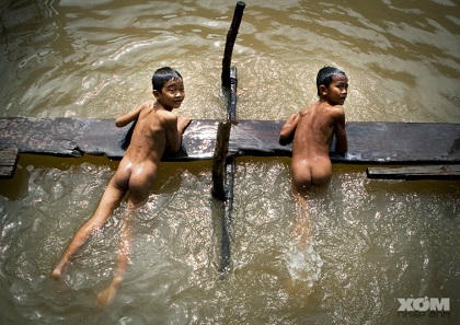 Ảnh minh họa: Cha mẹ lơ là, con tắm sông. Nguồn: Xomnhiepanh.com.