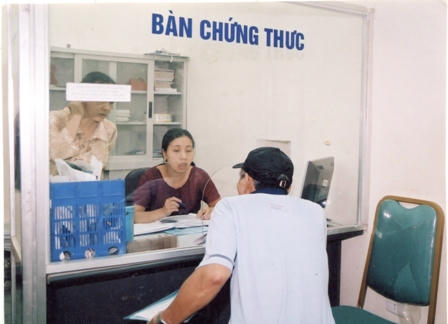 Người dân chứng thực văn bản hành chính