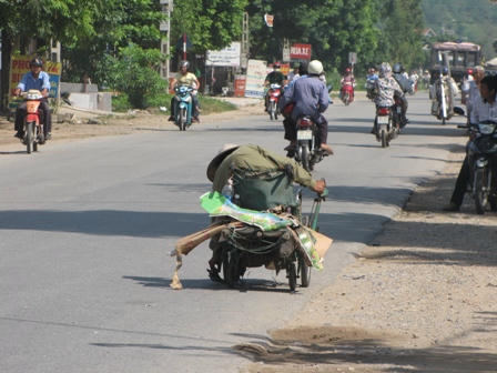 Anh Viện nhặt rác trên phố