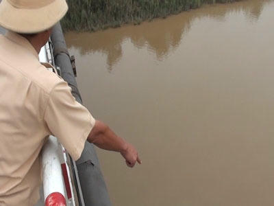 Thượng tá Lê Đức Đoàn chỉ vị trí nơi chị L. định nhảy xuống tự tử...