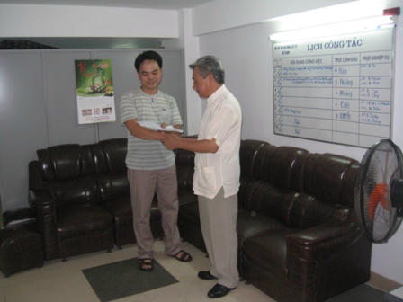 Ông Lê Văn Hân - Chủ tịch Hội HTGĐLSVN - bàn giao kết quả giám định ADN đúng cho anh Đoàn Văn Khu - cháu của Liệt sĩ Đoàn Hồng Vinh (quê Ninh Giang, Hải Dương)