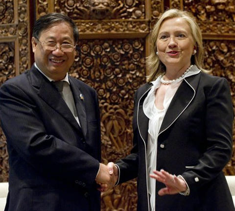 Bộ trưởng Ngoại giao Việt Nam Phạm Gia Khiêm bắt tay Ngoại trưởng Mỹ Hillary Clinton trước một cuộc họp sáng qua ở Bali. Ảnh: AP.