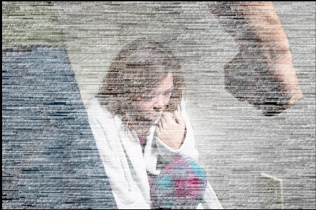 Yêu thương bằng... nắm đấm. Ảnh minh họa