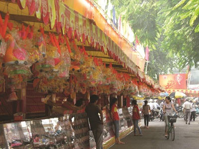 Còn gần 1 tháng nửa mới tới rằm Trung thu nhưng trên các đường phố Sài Gòn đã rực rỡ sắc màu bánh trung thu