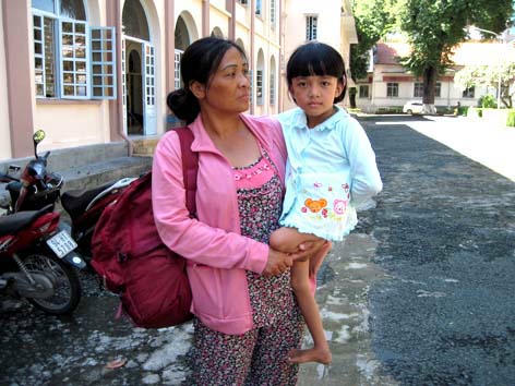 Bé Nguyễn Thị Tâm và gia đình ngày đêm mơ giấc mơ bé được hoàn thiện cơ thể