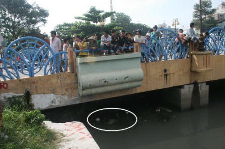 Hiện trường nơi xác chết nổi lên.