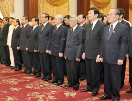 Dẫn đầu đoàn Ban chấp hành Trung ương Đảng, Tổng Bí thư Nguyễn Phú Trọng bước tới linh cữu cố chủ tịch Hồi đồng nhà nước Võ Chí Công thắp nén hương tưởng nhớ.