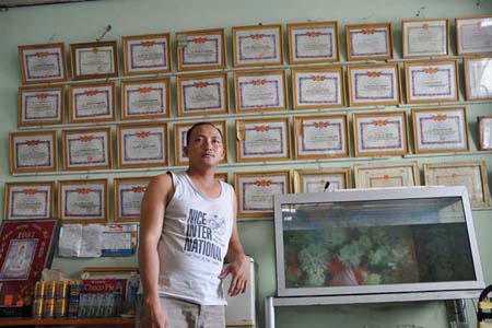 Với gần 600 lần bắt tội phạm, hiệp sĩ Minh Tiến nhận hơn 200 bằng khen. 