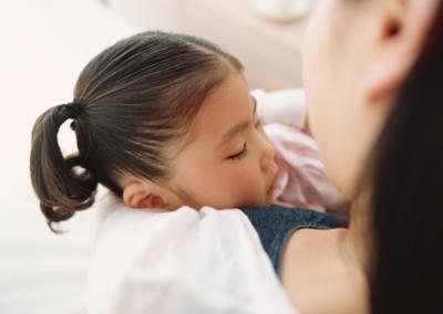 Bình an bên mẹ. Ảnh minh họa