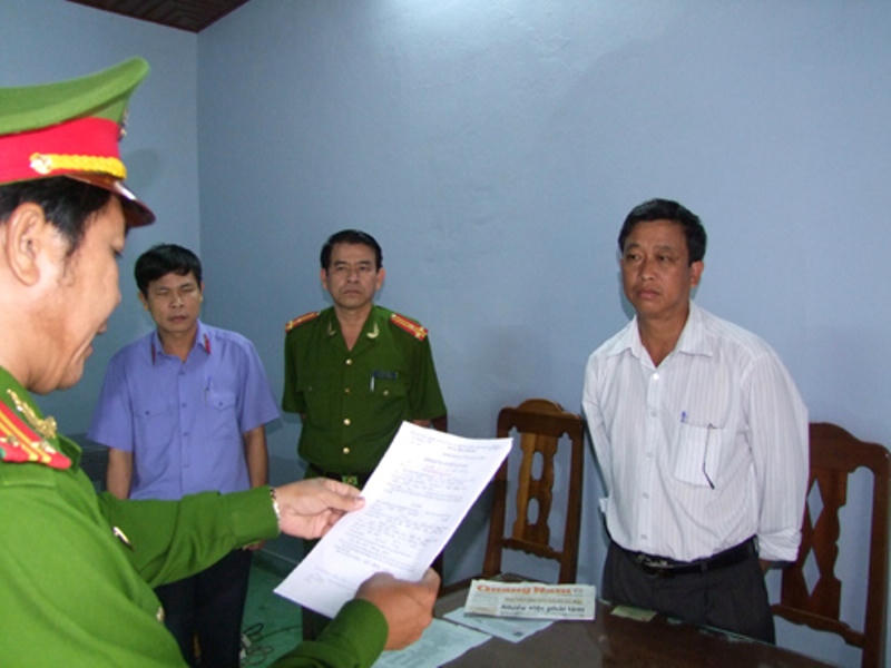 Cơ quan Công an Quảng Nam đọc lệnh bắt Mai Tấn Thành vào chiều ngày 29-9 - Ảnh: Nguyên Dũng