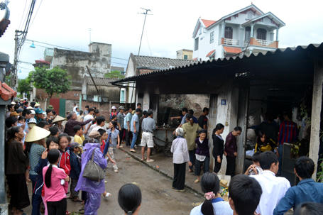 Rất đông người dân tụ tập chứng kiến vụ việc.