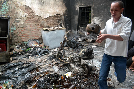 Đồ đạc trong nhà bị thiêu rụi.