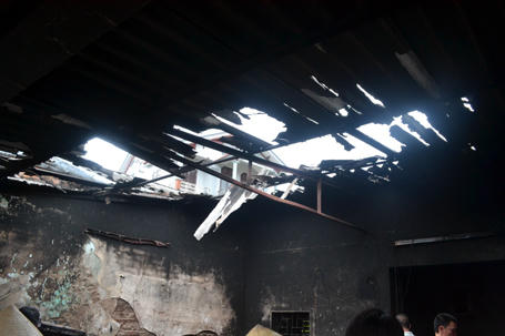 Mái nhà bị ngọn lửa "thổi bay".