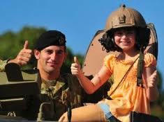 Những chiến binh quân đội Úc rất yêu quý Zahra, đã cho cô đội mũ bảo hiểm và ngồi trên xe tăng