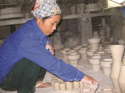 Làm gốm tại Bát Tràng, Gia Lâm, Hà Nội.