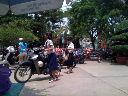 Học sinh được giữ xe trong khuôn viên một trường THPT ở quận 6.