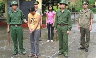 Bộ đội biên phòng bắt giữ đối tượng buôn người. Ảnh minh họa nguồn Internet