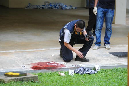 Cảnh sát đang khám nghiệm hiện trường. Ảnh Asiaone