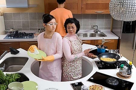 Vào bếp cũng “dẫm chân nhau”. Ảnh minh họa:PVT