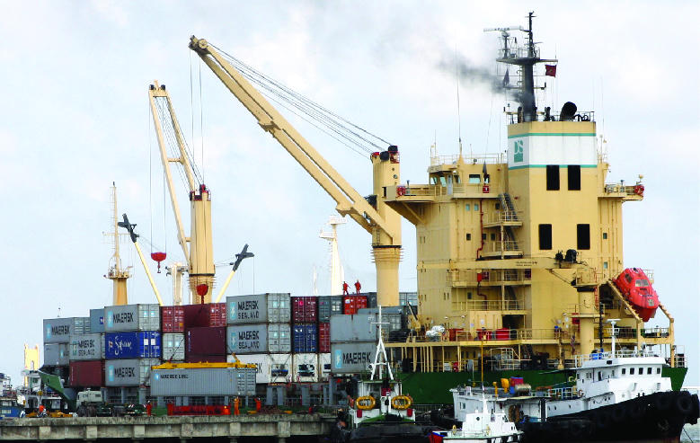 Đạo luật Cạnh tranh không lành mạnh bắt buộc nhà sản xuất tuân thủ ở tất cả các khâu trong chuỗi sản xuất, phân phối sản phẩm. Ảnh minh họa: Trần Việt