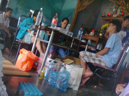 Bà Châu (ngồi giữa) đang “bốc thuốc cho người bệnh tại nhà - ảnh chụp bằng điện thoại