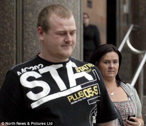 Robert Davey và Sarah Vasey.