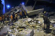 Các nhân viên cứu hộ đang tìm người sống sót trong đống đổ nát. Ảnh AP