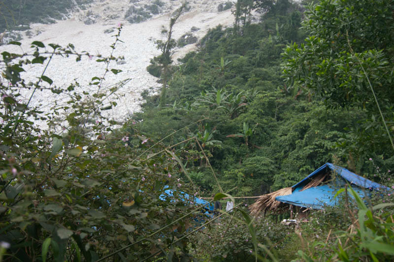Những lán trại tạm bợ làm chỗ ở cho gần 30 phu đá tại bãi Cổng Trời.