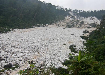 Bãi đá Cổng Trời 1 sau nhiều năm khai thác giờ tan hoang với hàng nghìn tấn đá thải.