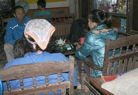 Mẹ con người bị hại trao đổi với phóng viên.