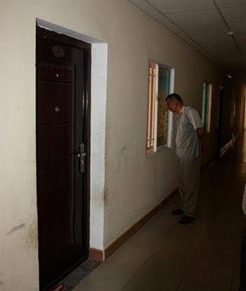 Nhà riêng của đại gia Nguyễn Trọng Hưng đóng cửa, thỉnh thoảng lại có con nợ đến tìm.