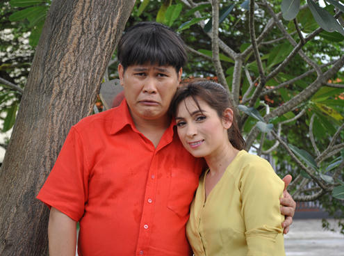 Phước Sang (trái) và Phi Nhung trên phim trường 