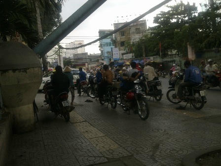 Khách thường “đánh tiếng” nhờ cánh xe ôm trước cổng bệnh viện tìm người đẻ thuê.