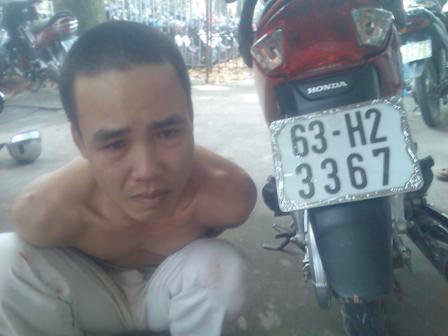 Đối tượng bị bắt cùng tang vật.