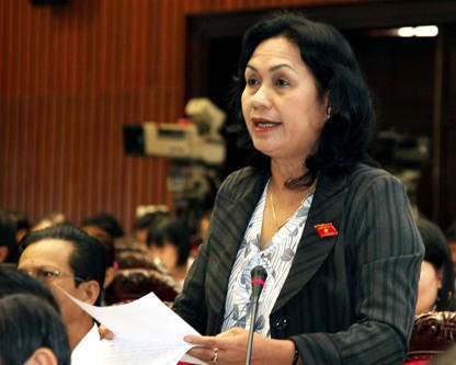 Các đại biểu đang thảo luận tại hội trường